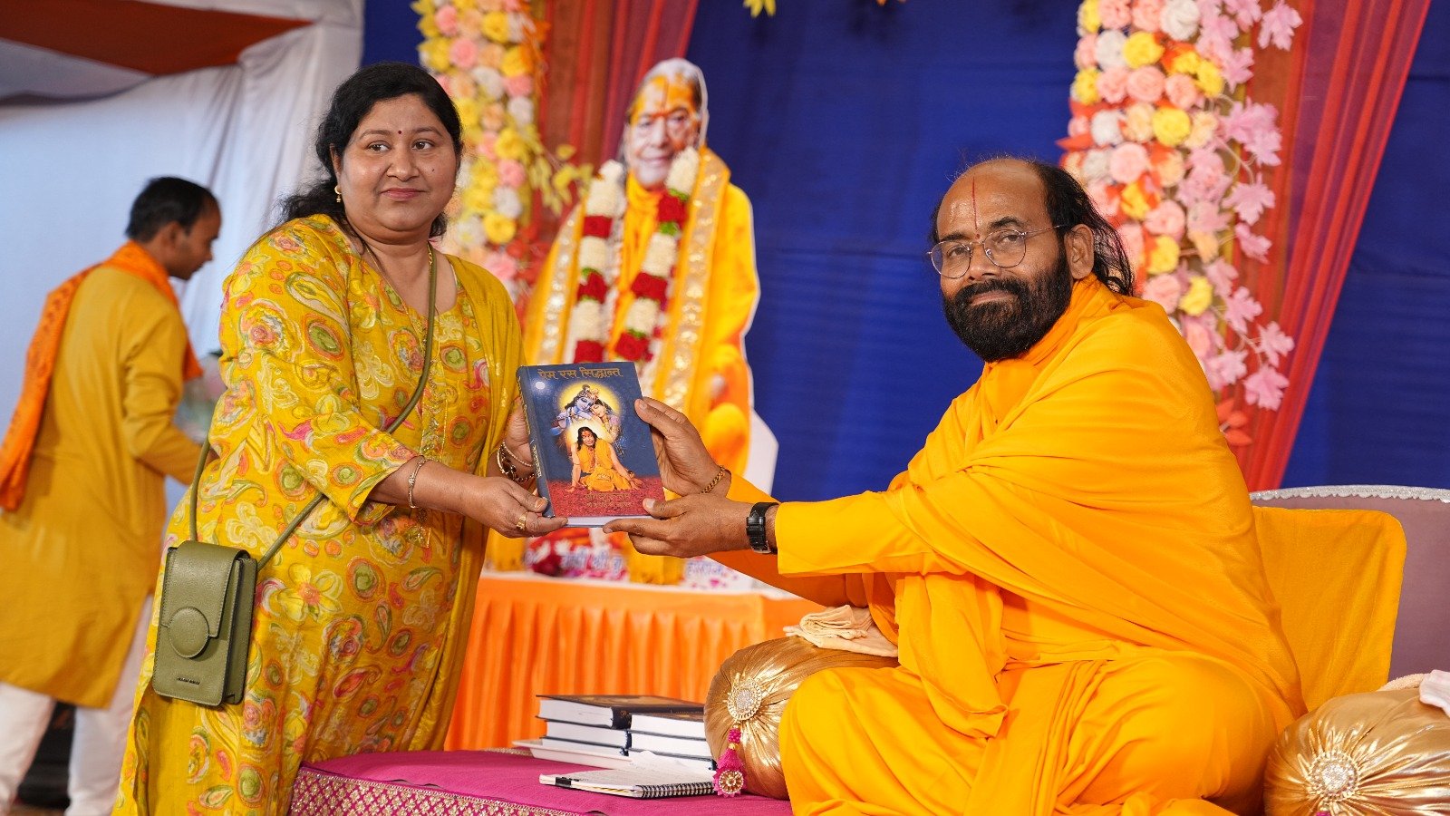 हमको उसे परमेश्वर की शरण में जाना है जिसकी कृपा से आत्मा एवं बुद्धि प्रकाशित होती है:युगल शरण जी