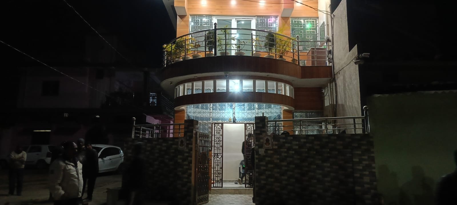 कोयला व्यवसाय गजानन प्रसाद के घर सहित अन्य तीन स्थानों पर नकाबपोश अपराधियों ने चलाई गोली