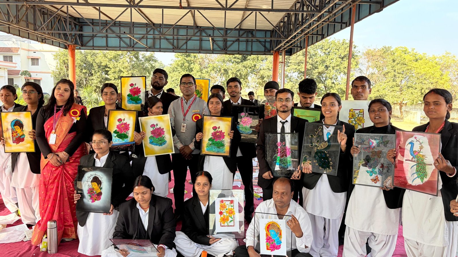 राधा गोविन्द विश्वविद्यालय में विद्यार्थियों की रचनात्मक क्षमता को विकसित करने के उद्देश्य से ग्लास पेंटिंग कार्यशाला का आयोजन