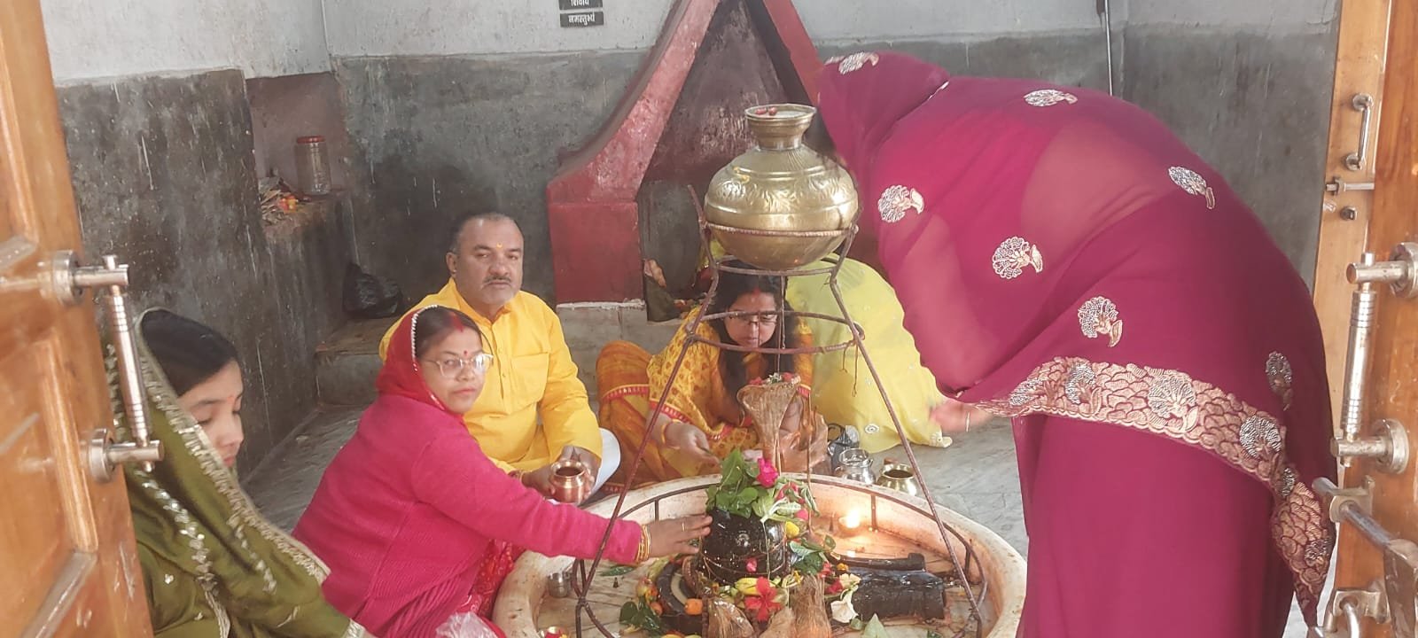 महाशिवरात्रि पर्व पर शिव मंदिरों में उमड़ी श्रद्धालुओं की भीड़