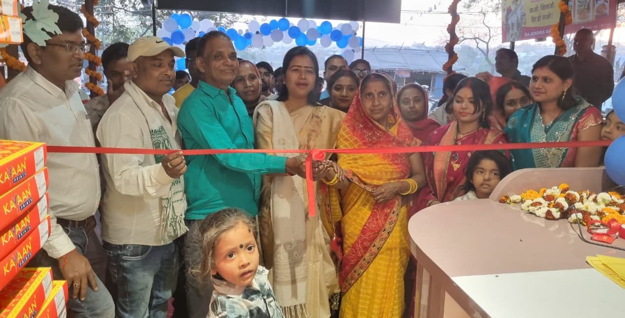 विधायक ने कपड़े दुकान का किया उद्घाटन