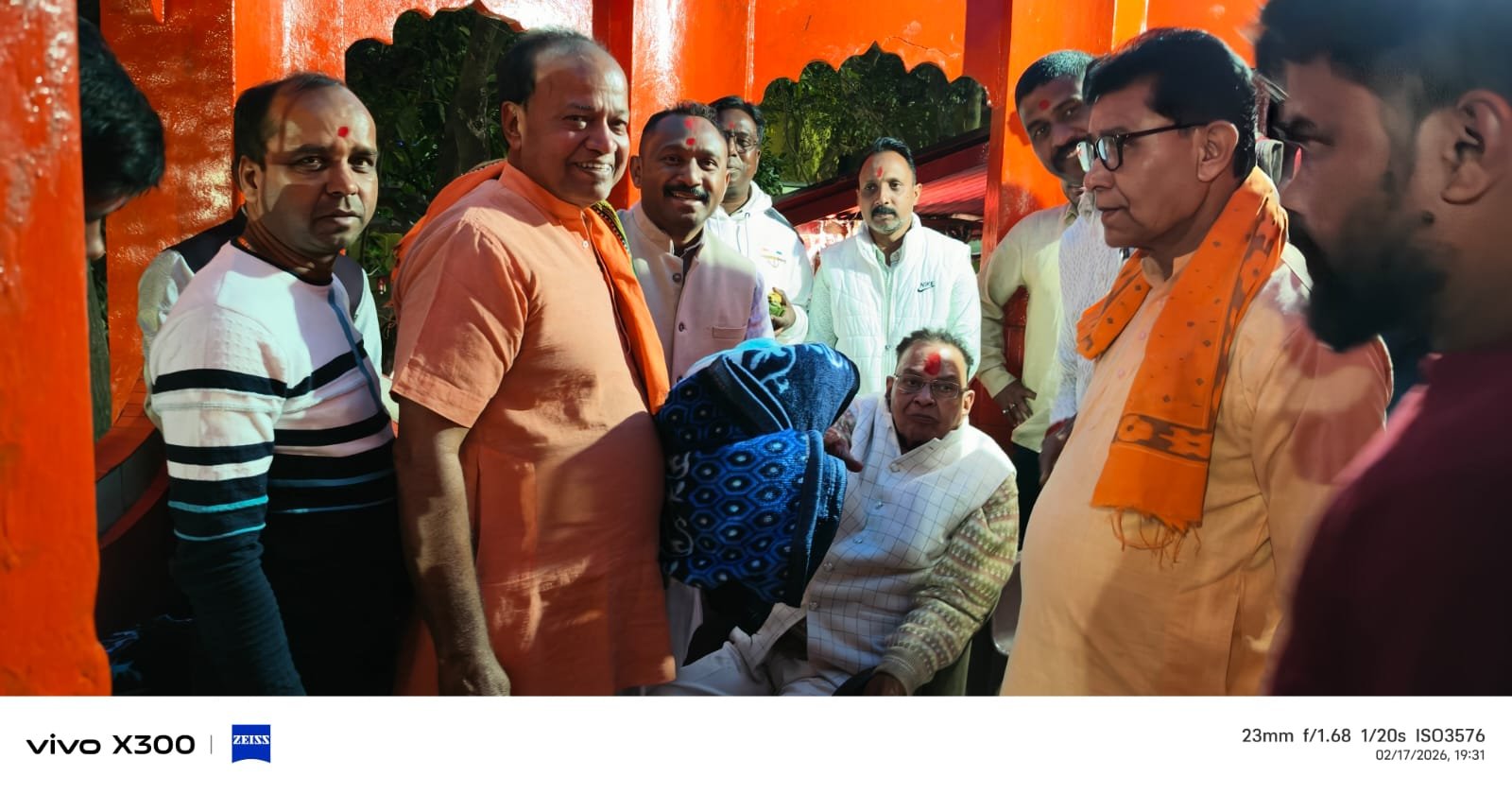 पूर्व मंत्री माधवलाल ने रजरप्पा मंदिर क्षेत्र में कम्बल वितरण किया