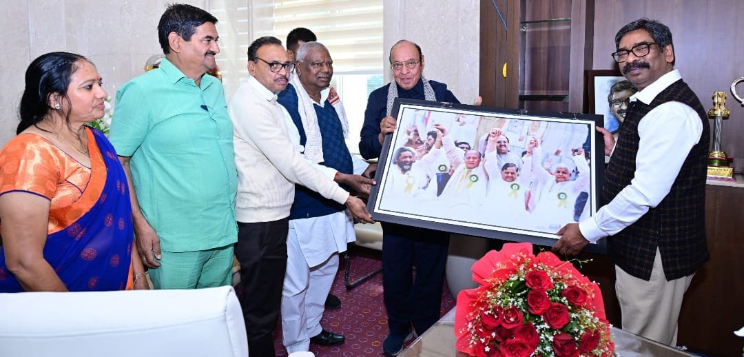 मुख्यमंत्री हेमंत सोरेन से गुजरात के पूर्व मुख्यमंत्री ने की मुलाकात