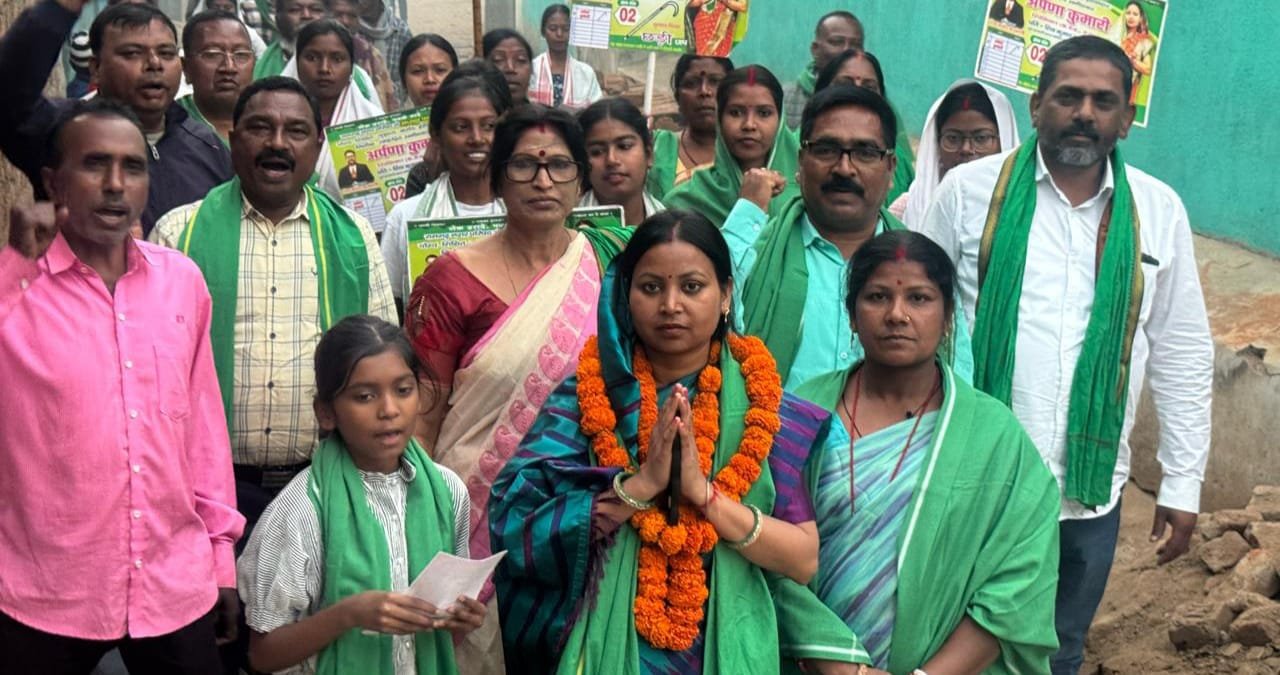 झामुमो समर्थित अध्यक्ष प्रत्याशी अर्पणा के पक्ष मे कार्यकर्ताओ ने जनसम्पर्क तेज किया