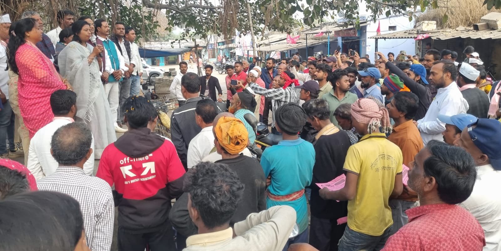 कांग्रेस समर्थित प्रत्याशी के लिए विधायक और प्रदेश कार्यकारी अध्यक्ष ने जनसंपर्क अभियान चलाया