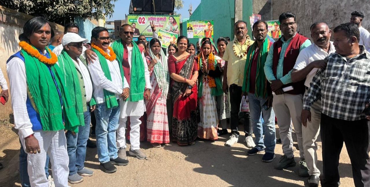 नगर परिषद अध्यक्ष प्रत्याशी अर्पणा ने सिरका क्षेत्र का दौरा कर वोट मांगी