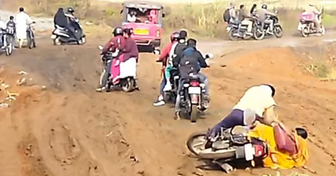 मतकमा चौक रेलवे क्रासिंग के पास डायवर्सन बना आफत