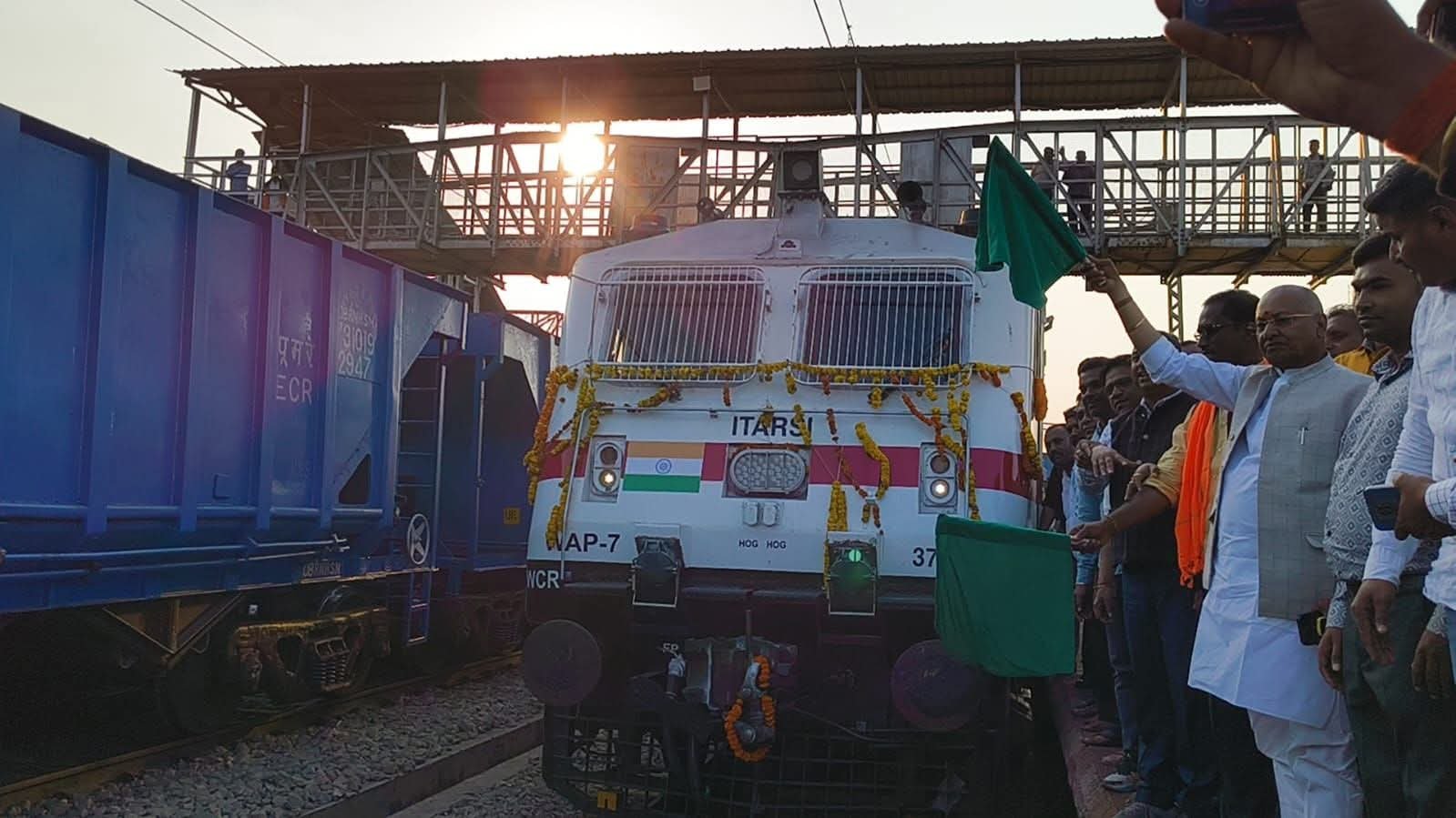 नई रेल सेवा का शुभारंभ:चतरा से भोपाल की यात्रा अब हुई आसान