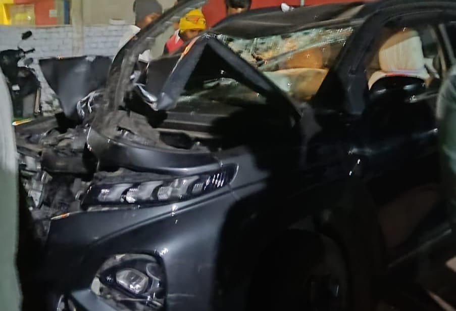 सड़क दुर्घटना में एक युवक की मौत दूसरा गंभीर रूप से घायल