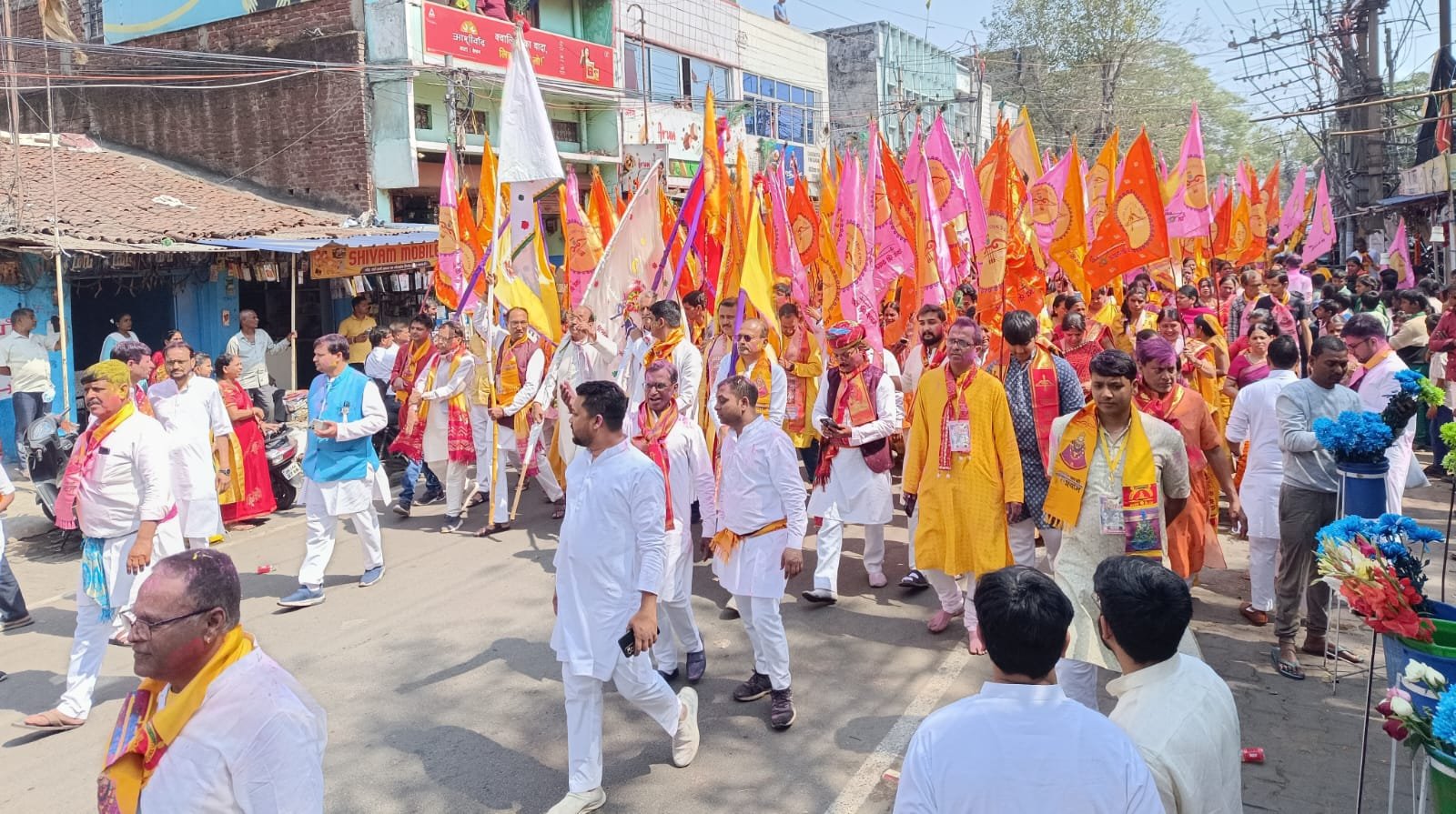 द्वितीय रंग रंगीला फागुन महोत्सव के पहले दिन भब्य और विशाल निशान यात्रा निकाला गया