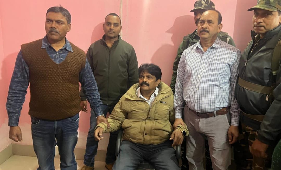 चतरा में जिला आयुष पदाधिकारी गिरफ्तार:महिला चिकित्सक से रिश्वत मांगने का आरोप