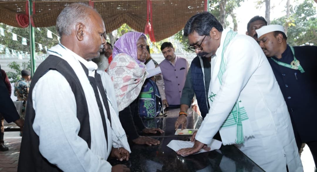 दुमका में आम जनता ने मुख्यमंत्री के समक्ष अपनी समस्याओं को रखा