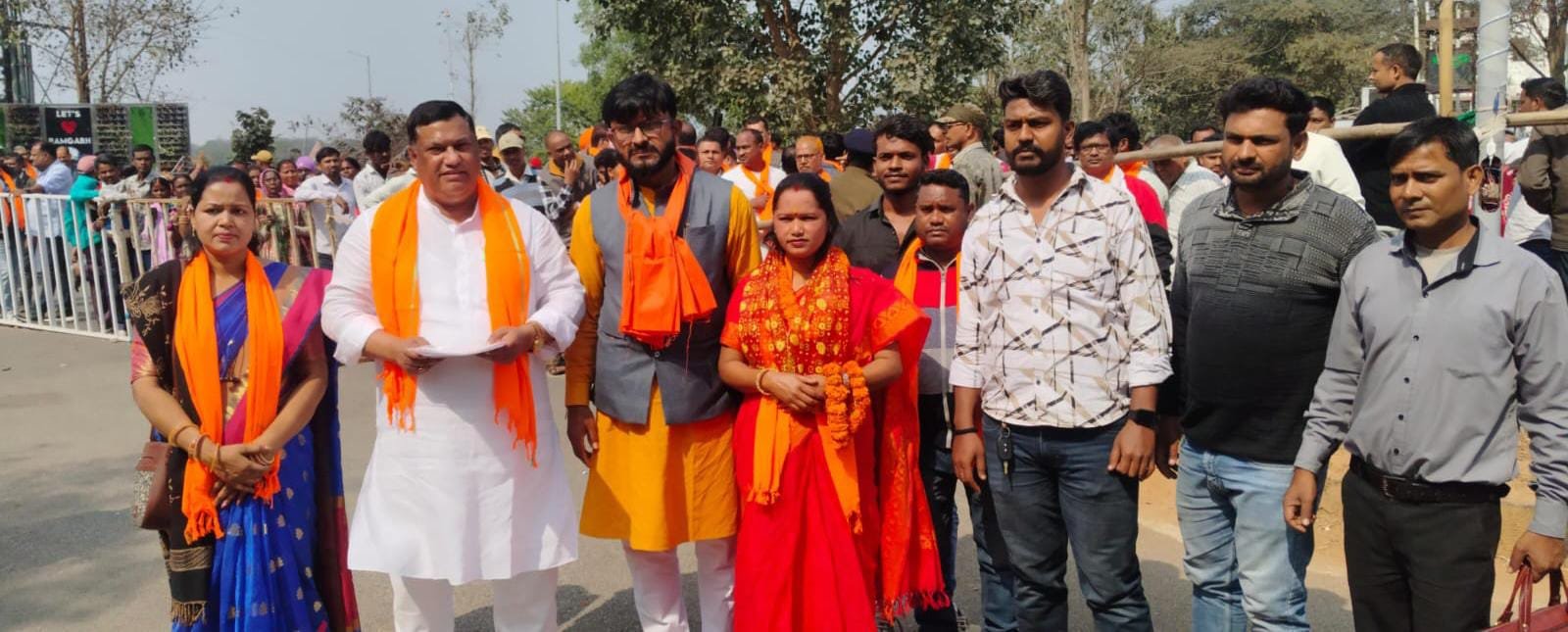 रामगढ़ नगर परिषद अध्यक्ष चुनाव: भाजपा समर्थित प्रिया करमाली ने पूजा-अर्चना के बाद किया नामांकन