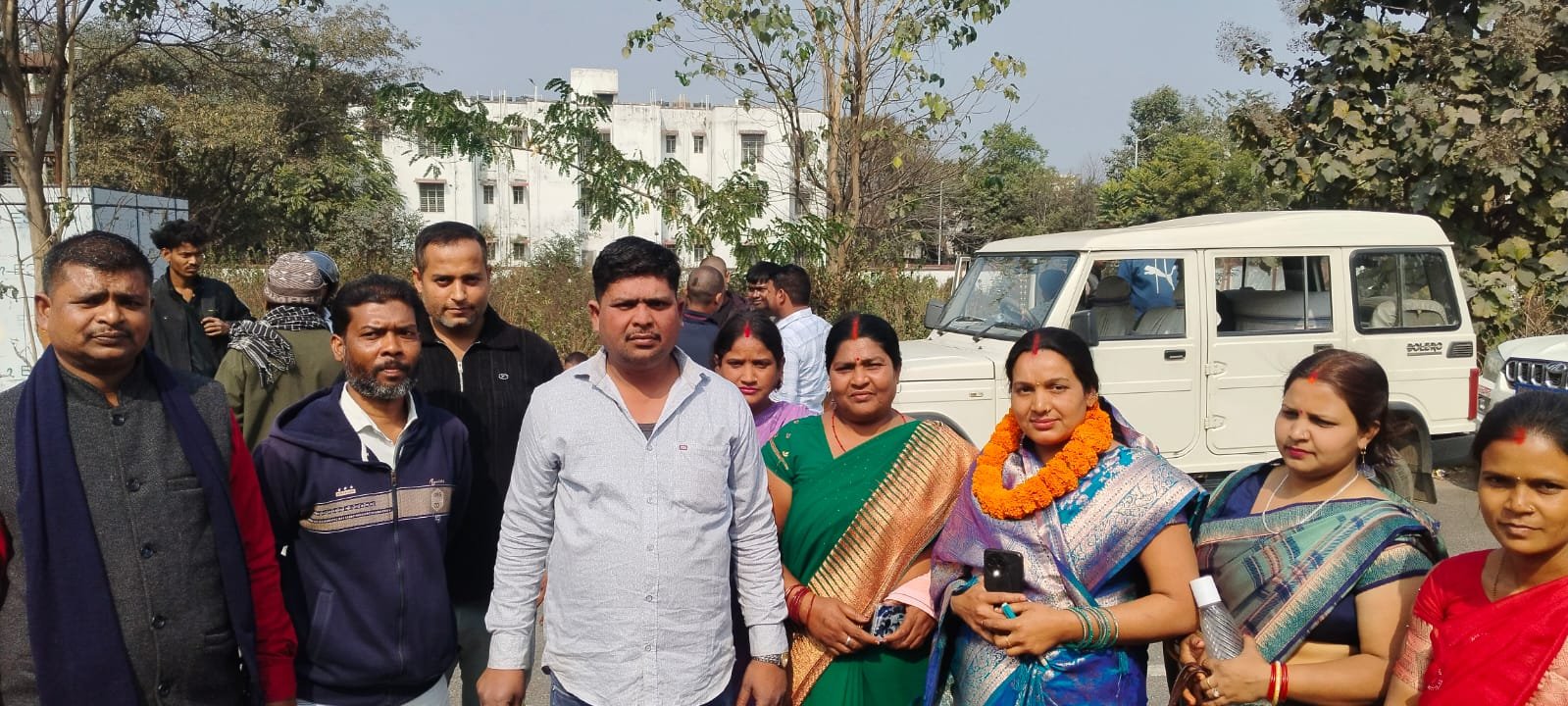 नीलू देवी ने बंजारी मंदिर में पूजा-अर्चना के बाद किया नामांकन, जीत पर वार्ड के सुंदरीकरण का संकल्प