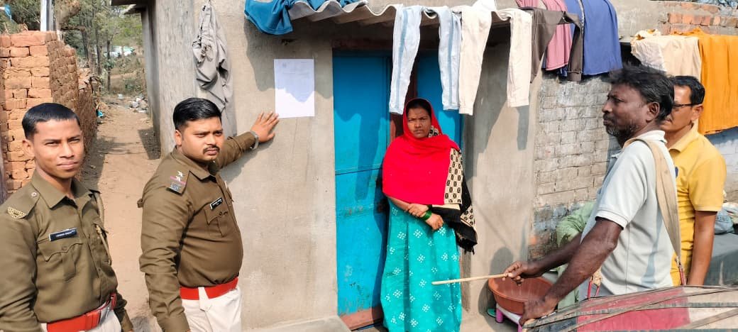 भुरकुंडा पुलिस ने पांच साल से फारर चल रहे वारंटी के घर चिपकाया इस्तेहार