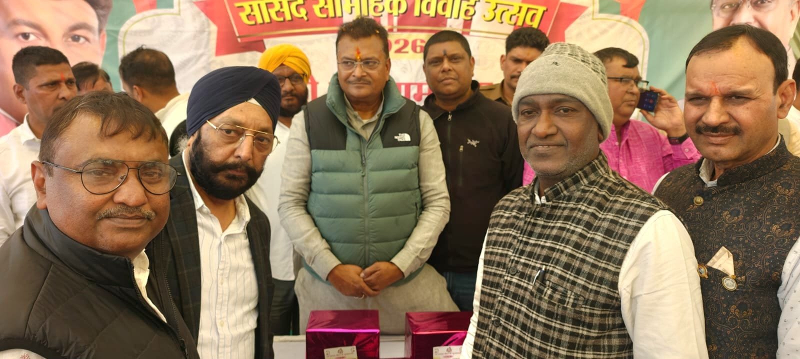 भारत विकास परिषद ने सांसद को सौंपा उपहार सामग्री