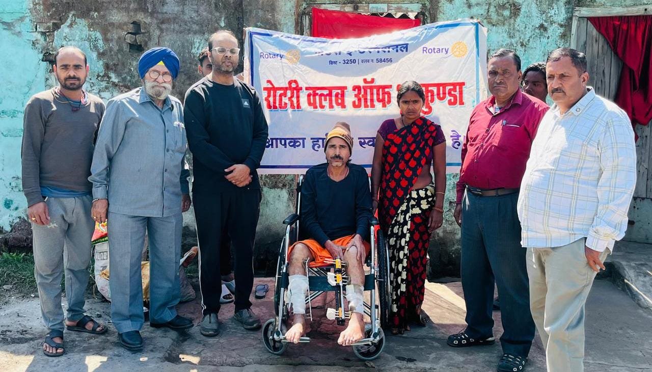 रोटरी क्लब ऑफ़ भुरकुंडा ने शंकर दीन को व्हीलचेयर प्रदान किया