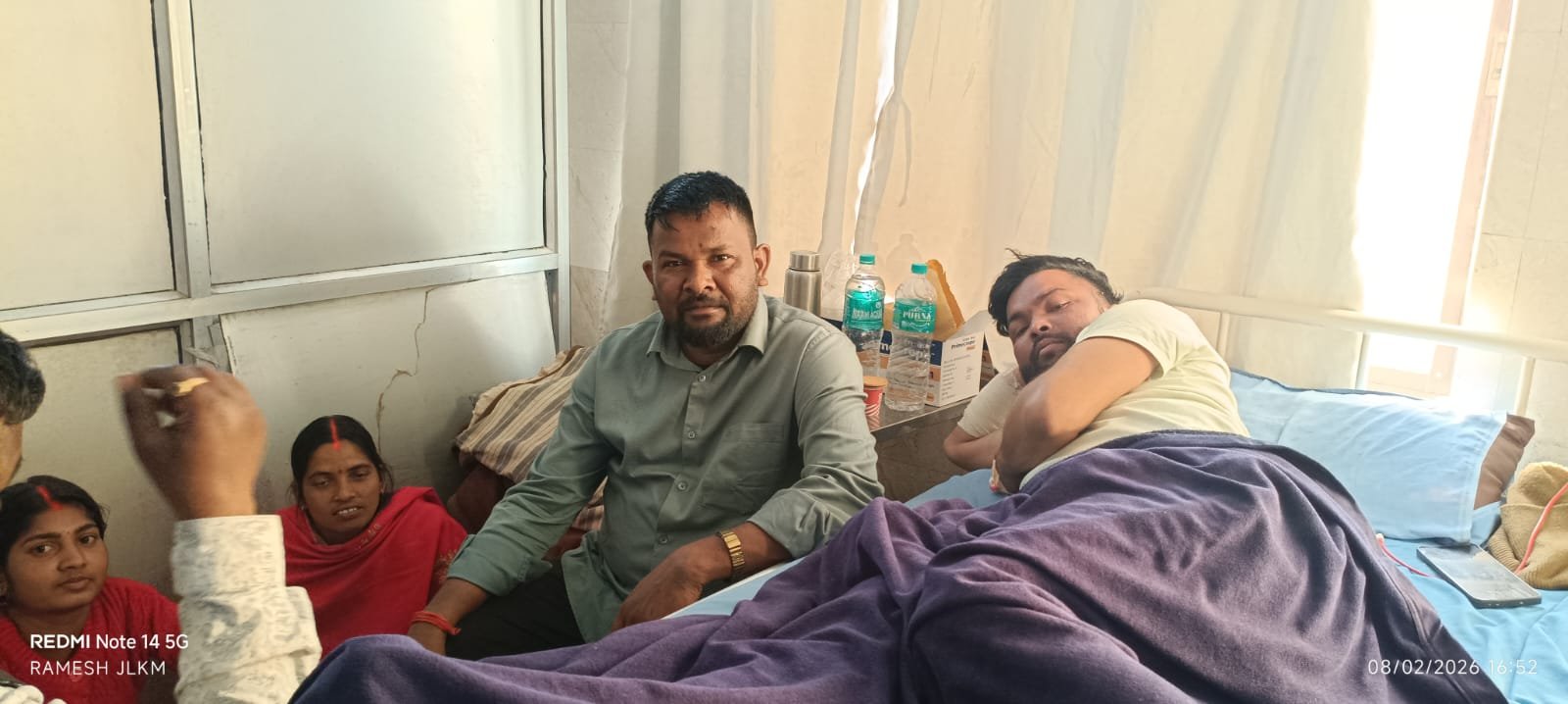 सड़क दुर्घटना में घायल केंद्रीय सचिव चंद्रदेव महतो से मिलने पहुंचे जेएलकेएम पदाधिकारी