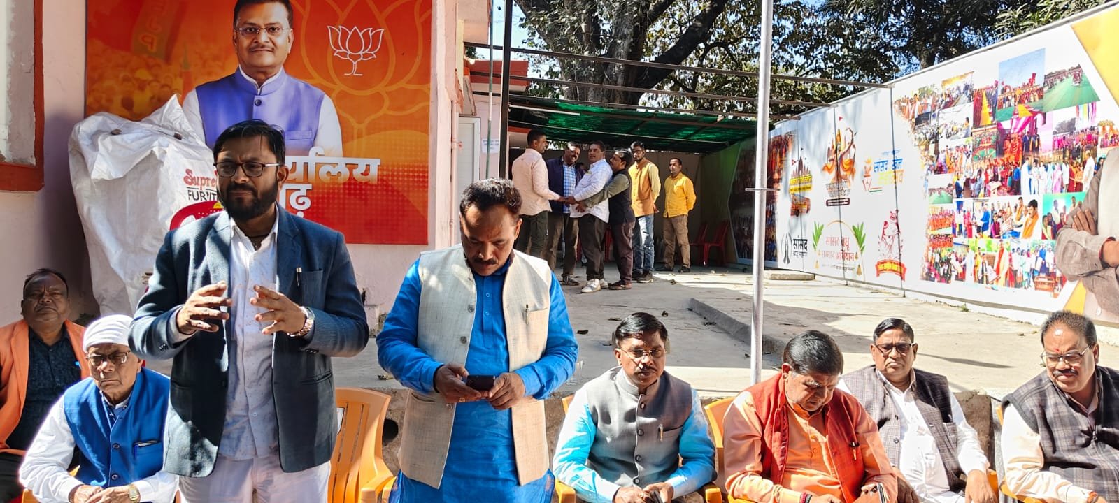 नगर परिषद चुनाव को लेकर भाजपा संसदीय कार्यालय रामगढ़ में भाजपा की बैठक