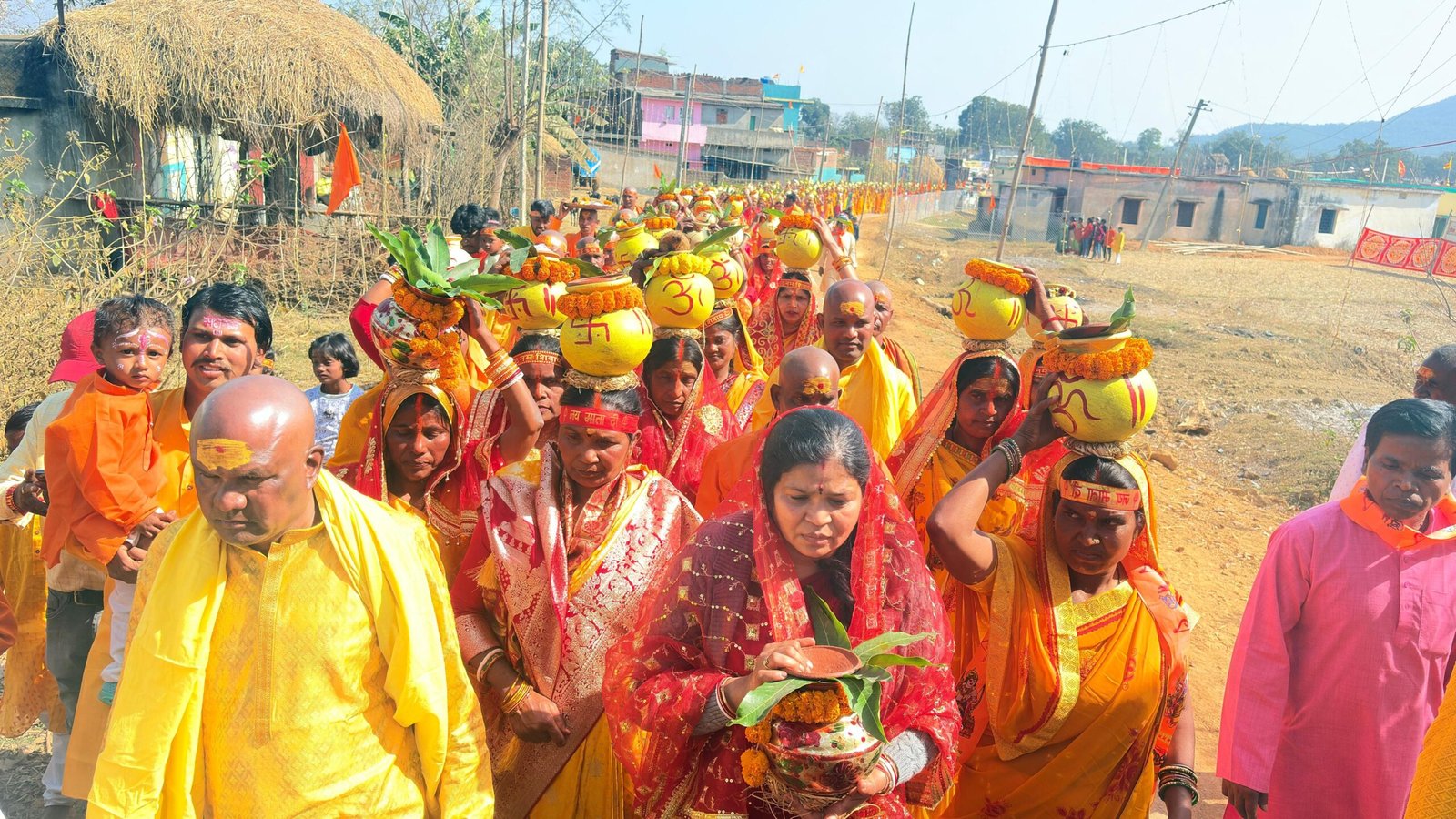 श्री श्री 1008 रुद्र महायज्ञ एवं शिव सह सूर्य षष्ठी प्राण प्रतिष्ठा को लेकर निकाली गई कलश यात्रा