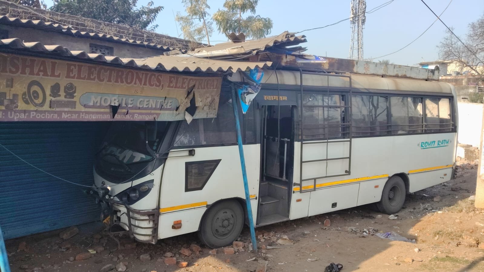 तेज रफ्तार से आ रहे बस घर में घुसा बस बाल बाल बच्चे लोग