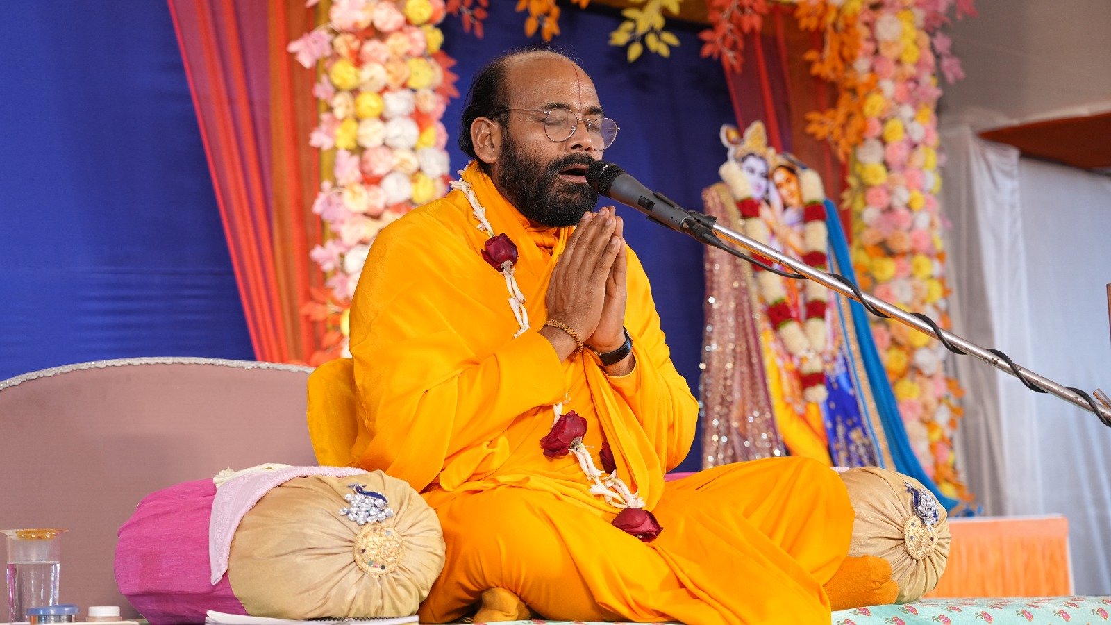 20 दिवसीय प्रवचन श्रृंखला के 12 वें दिन स्वामी युगल शरण जी ने कर्म मार्ग के विषय में जानकारी दी