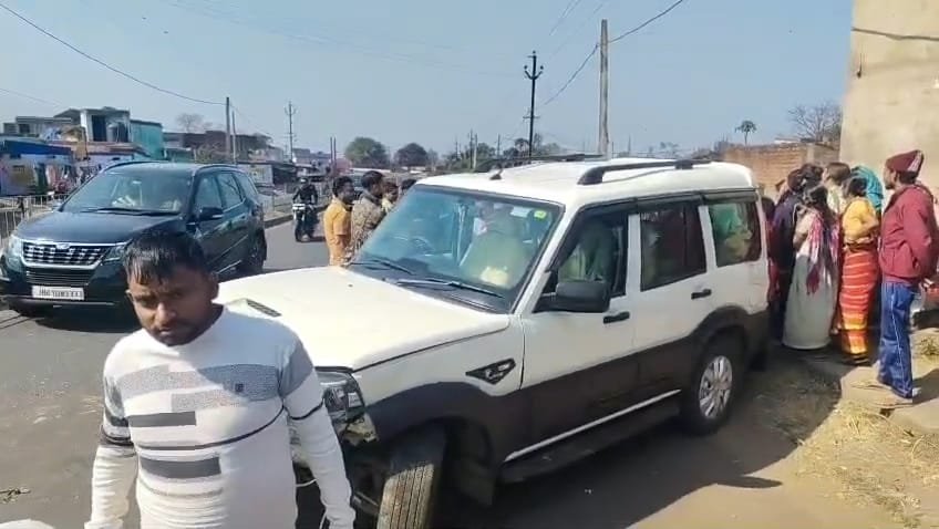 तेज रफ्तार स्कॉर्पियो डिवाइडर से टकराया, बाल बाल बच्चे लोग