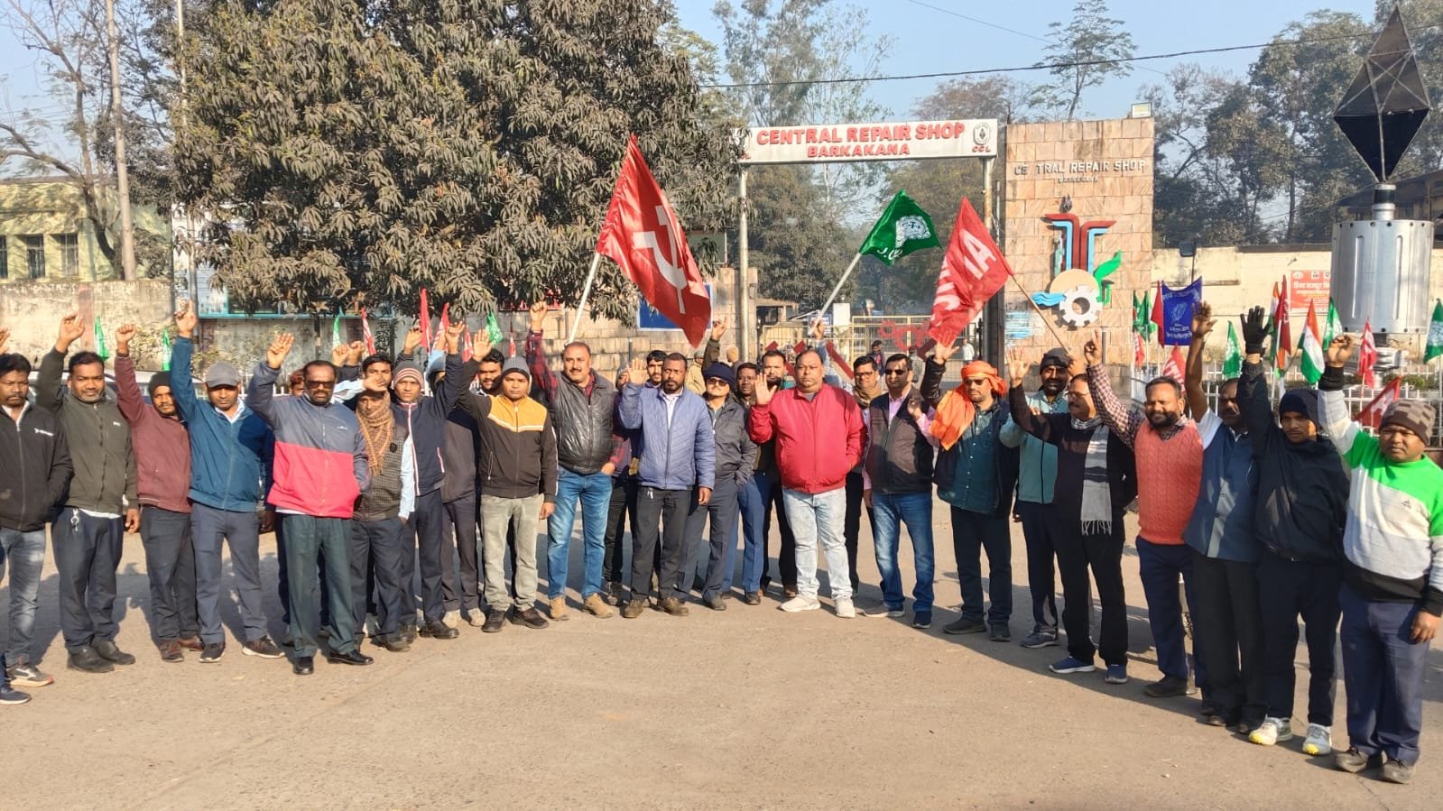 नई श्रम कानून के विरोध में विभिन्न ट्रेड यूनियन के प्रतिनिधियों ने किया विरोध प्रदर्शन