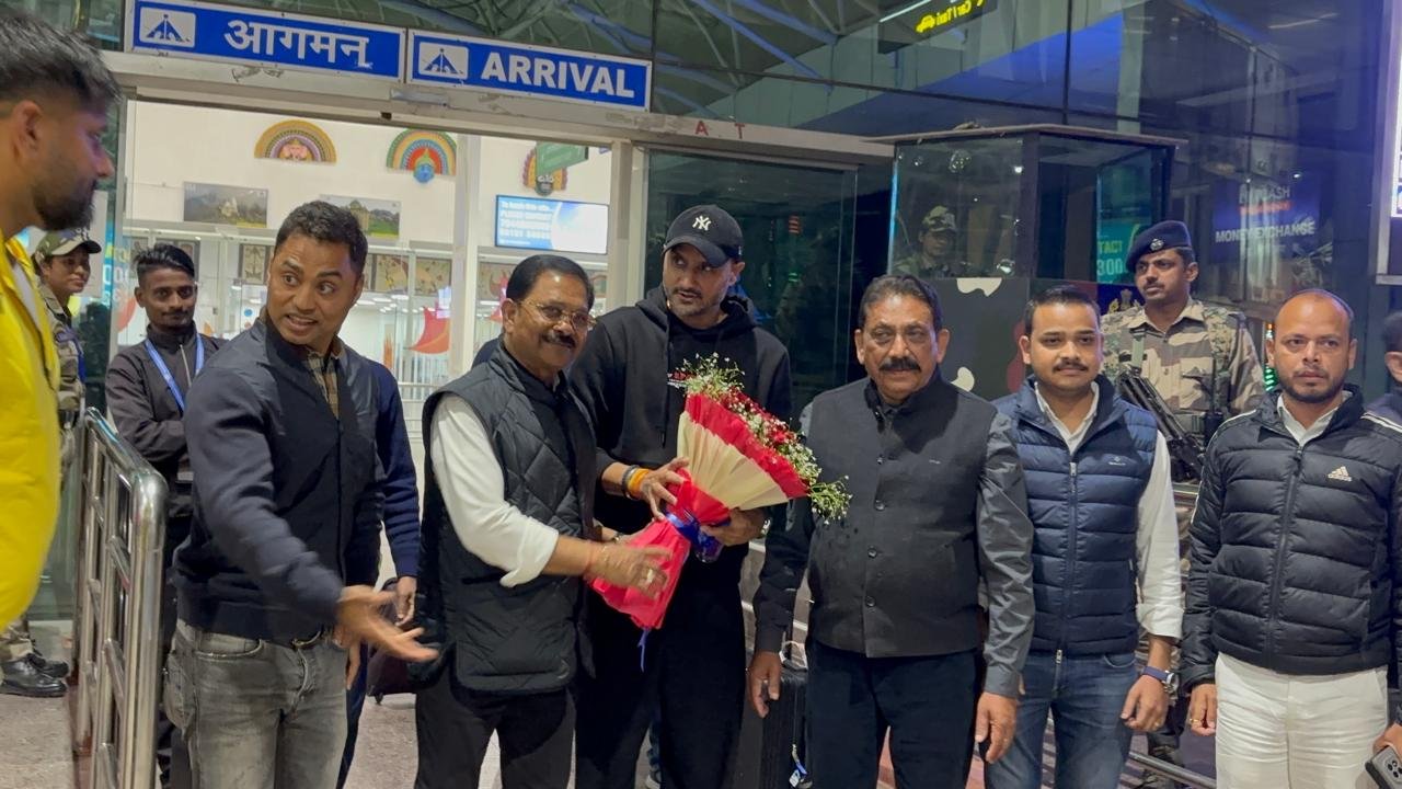 रांची पहुंचे दिग्गज क्रिकेटर हरभजन सिंह,पूर्व सांसद धीरज प्रसाद साहू ने किया स्वागत