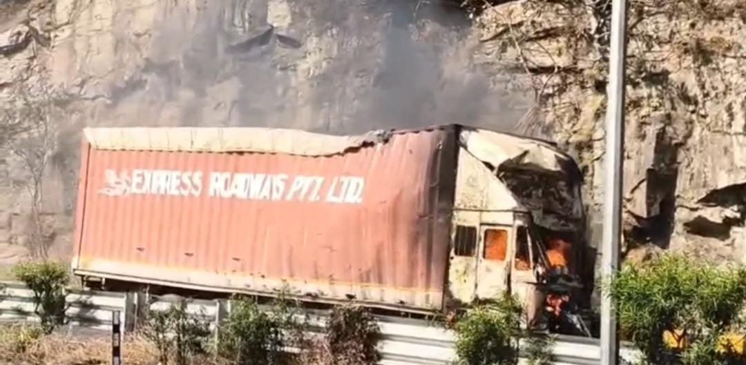 चुटूपालू घाटी में भीषण हादसा: कंटेनर में लगी आग,चालक की जिंदा जलकर मौत