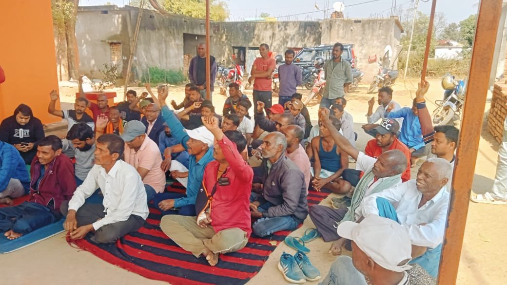 गांव बचाओ संघर्ष समिति और ग्रामीणों की हुई बैठक