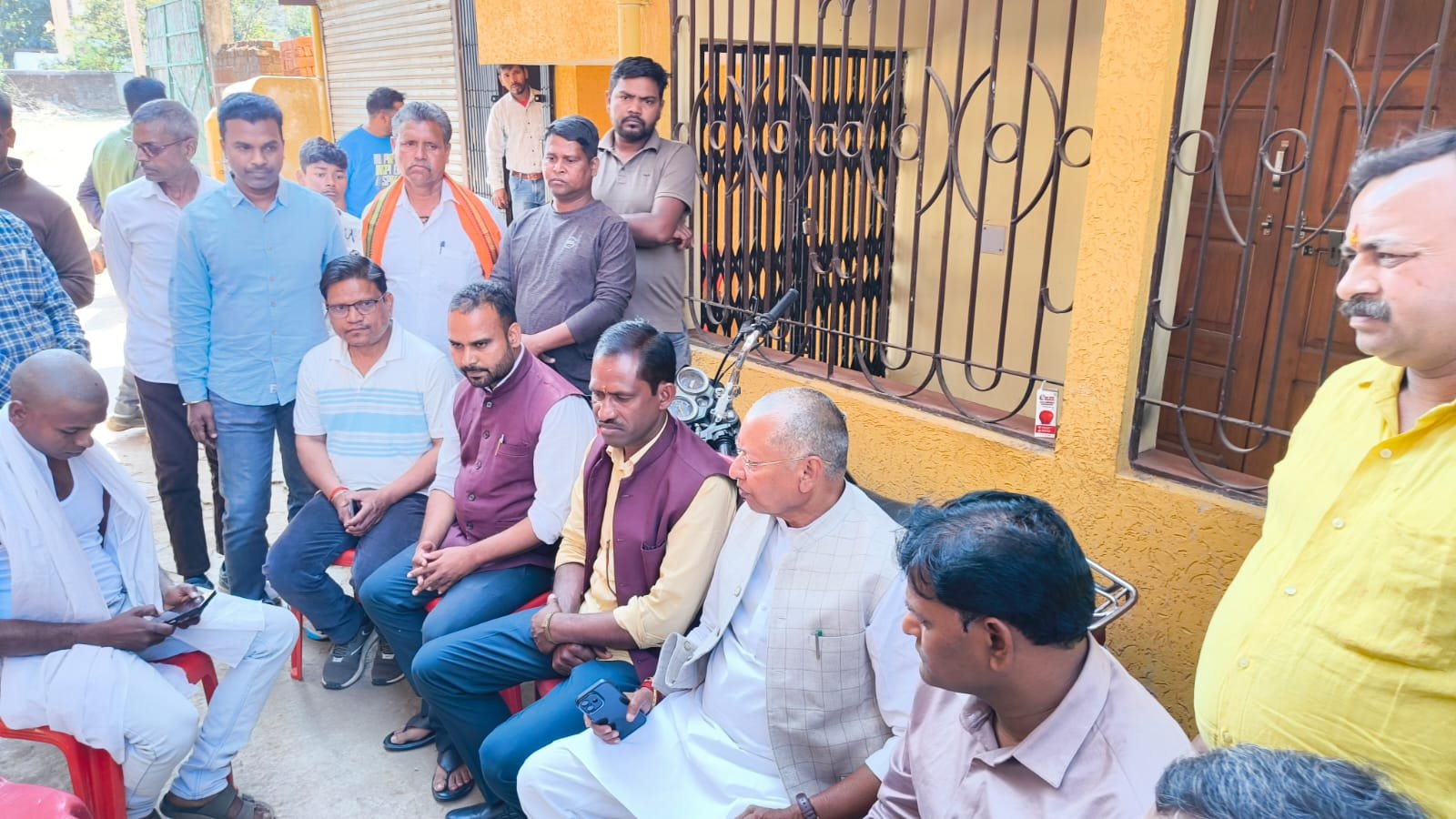 एयर एंबुलेंस हादसा: सांसद कालीचरण सिंह ने शोकाकुल परिवार से की मुलाकात