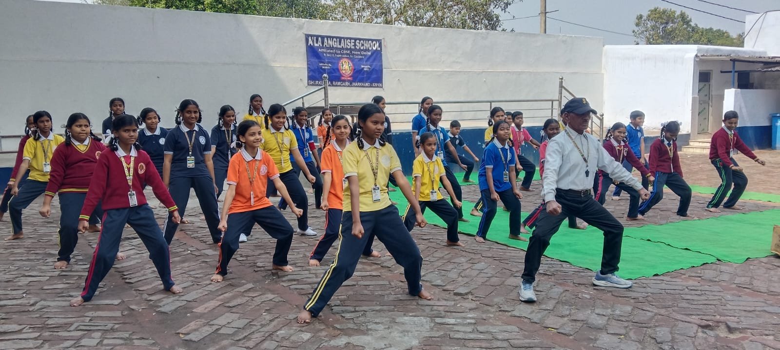 छात्र छात्राओं ने लिया कराटे प्रशिक्षण