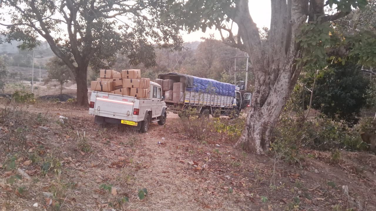 रामगढ़-रांची बॉर्डर पर अवैध शराब पैकेजिंग सामग्री के साथ बड़ी कार्रवाई