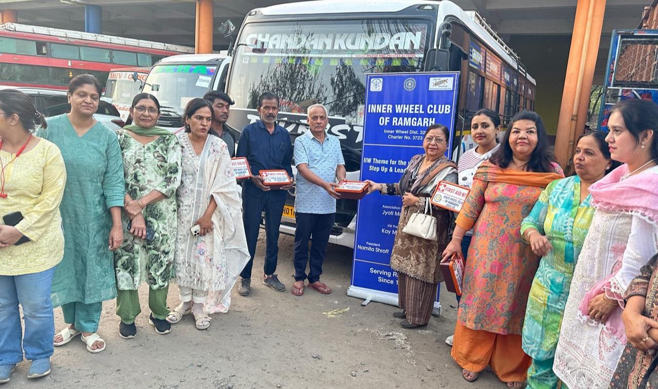 इनरव्हील क्लब रामगढ़ ने बस स्टैंड में फर्स्ट एड किट का वितरण किया
