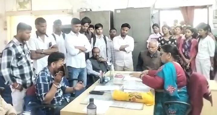 प्रैक्टिकल के नाम पर अवैध रूप से अतिरिक्त शुल्क वसूलने पर विरोध