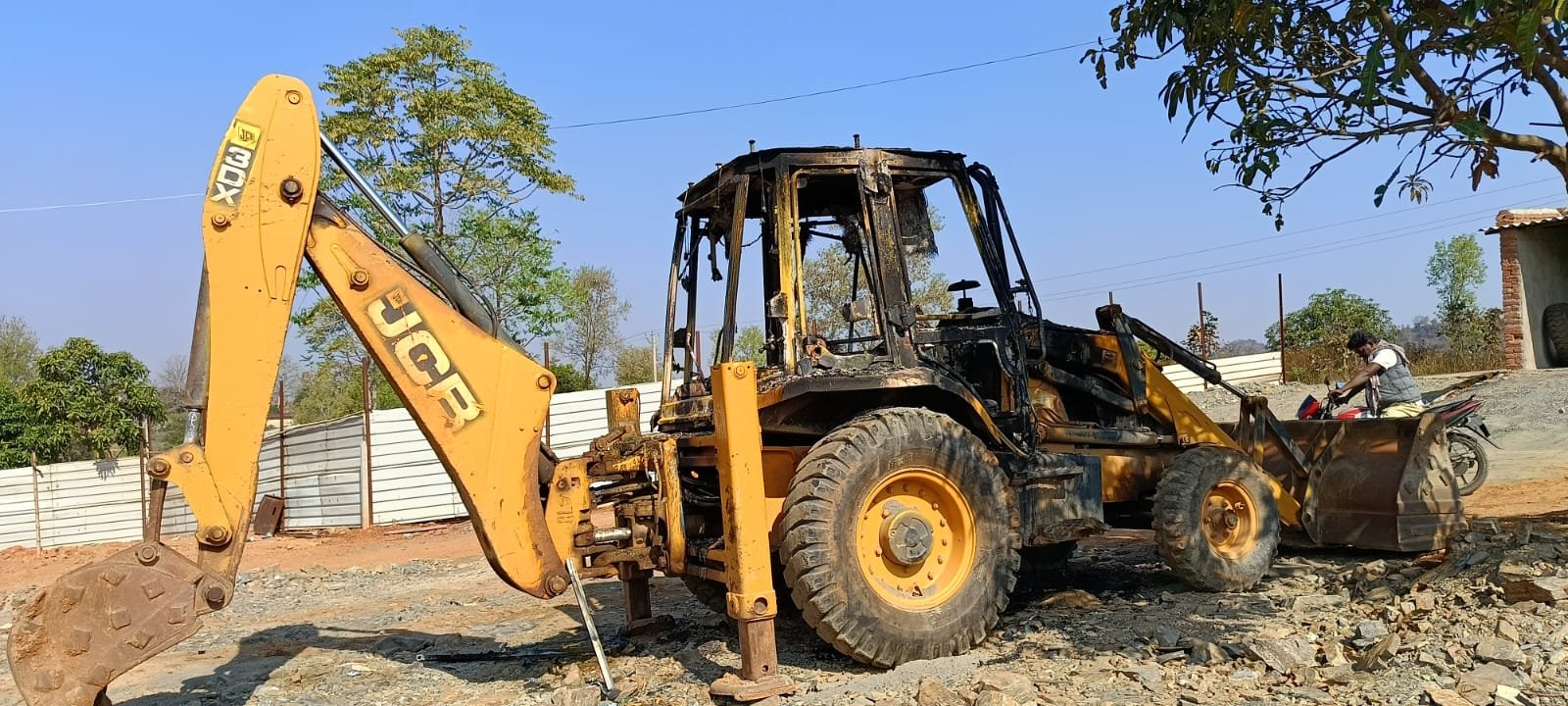 रात में नक्सलियों ने किया निर्माणाधीन केशर में हामला, जेसीबी मशीन को किया आग के हवाले