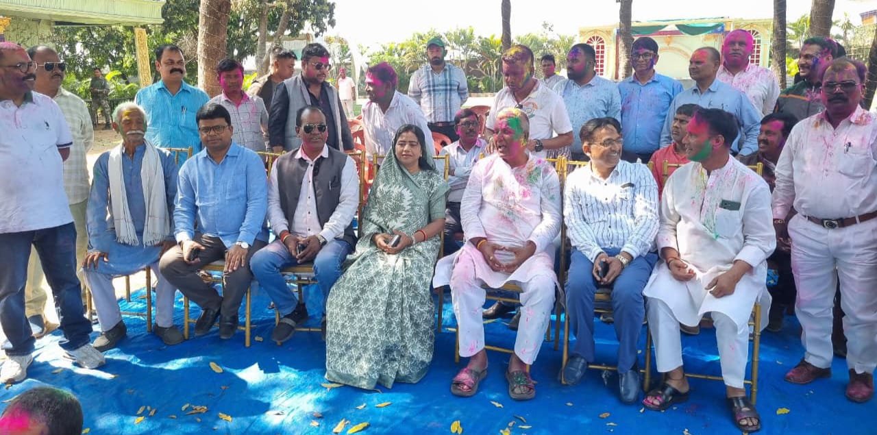 श्रीराम वाटिका में इंटक द्वारा होली मिलन समारोह का आयोजन किया गया