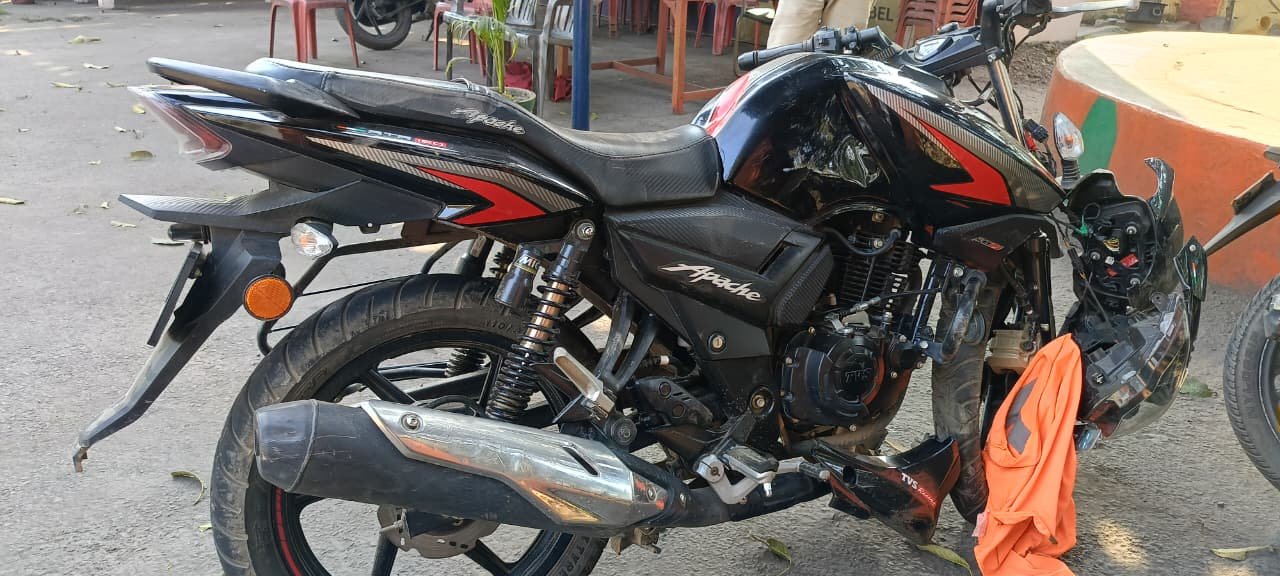 भदानीनगर में अज्ञात वाहन के चकमा देने से बाइक सवार दो युवक घायल, रेफर