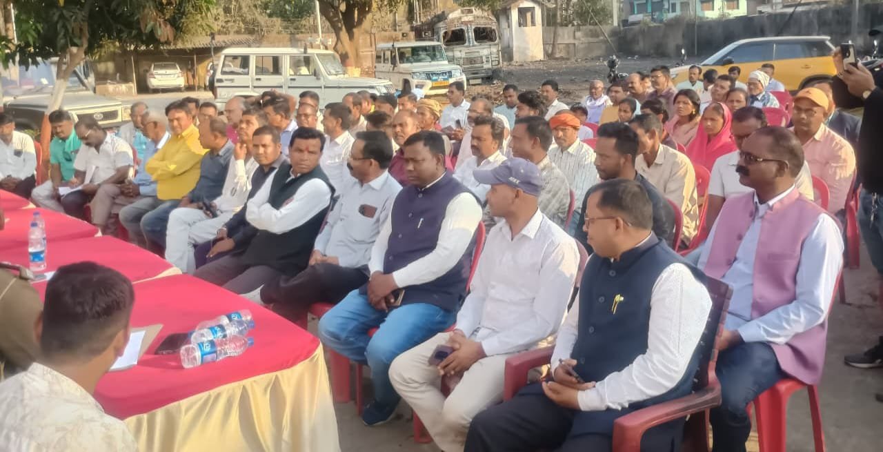 गोला थाना में आगामी होली और ईद को लेकर शान्ति समिति की बैठक,भाईचारगी के साथ त्योहार मनाने की अपील