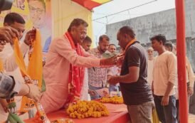 रामगढ़ के सिकनी में सांसद की मौजूदगी में आजसू, कांग्रेस और अन्य दलों के सैकड़ों कार्यकर्ताओं ने थामा कमल