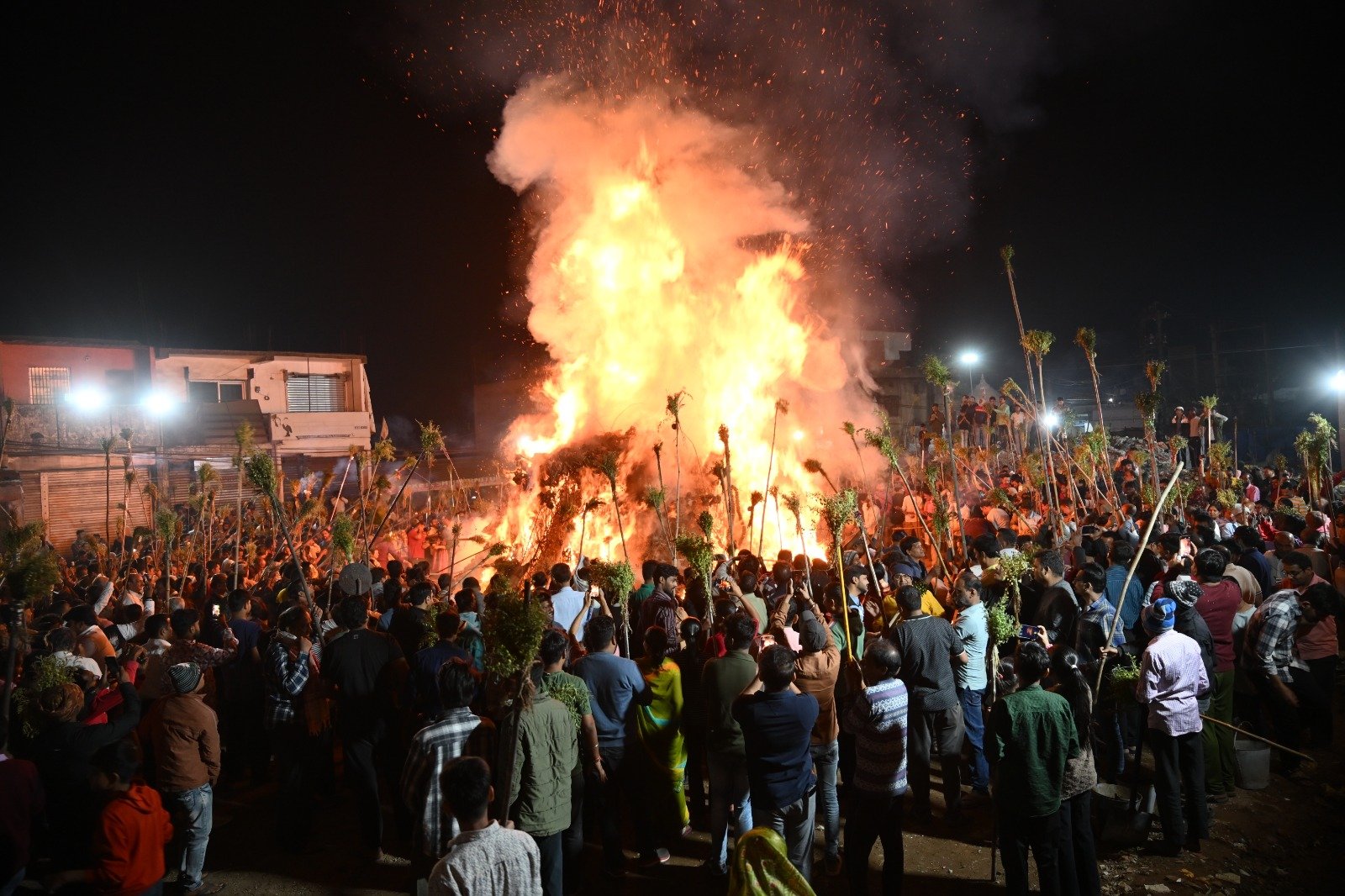 श्री श्री सत्यनारायण मंदिर एवं धर्मशाला संस्था द्वारा आयोजित डांडा पूजन, होली मिलन एवं होलिका दहन समारोह धूमधाम से सम्पन्न