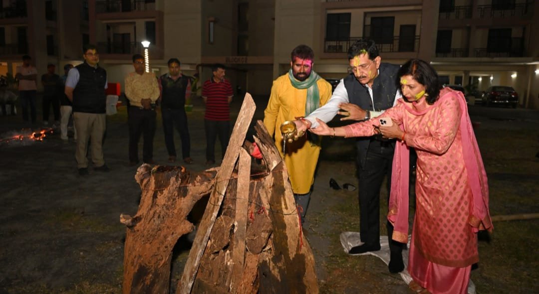पीवीयूएनएल टाउनशिप ग्राउंड में हर्षोल्लास के साथ मनाया गया होलिका दहन