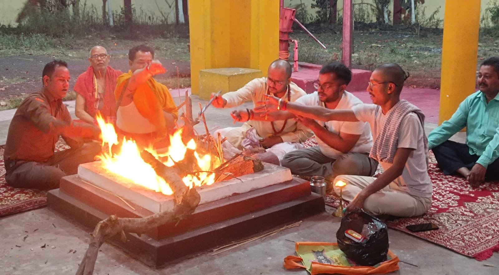 साल का पहला चंद्र ग्रहण:लोगों ने पूजा अर्चना कर हवन किया