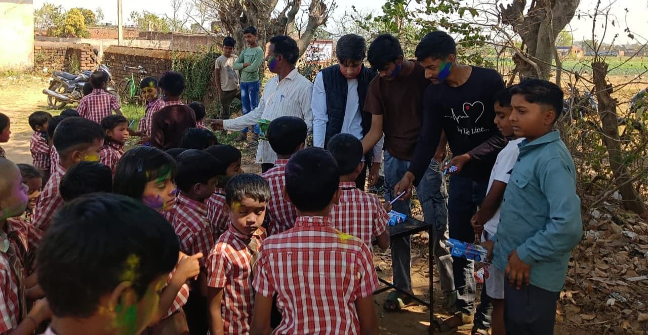 अखिल भारतीय विद्यार्थी परिषद गोला नगर इकाई ने बच्चों के साथ मनाई होली
