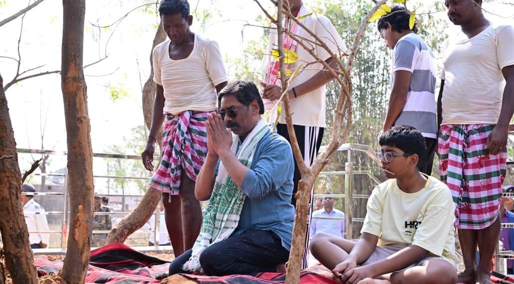 मुख्यमंत्री हेमन्त सोरेन अपने पैतृक गांव नेमरा में आयोजित 'बाहा पर्व' में हुए सम्मिलित