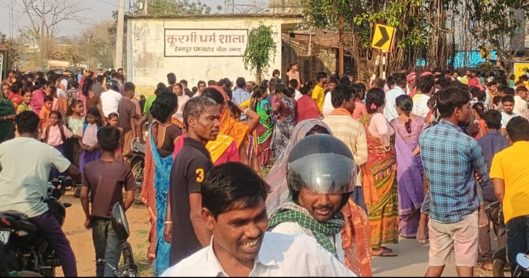 रास्ता पूछने पर ग्रामीणों ने बच्चा चोर समझ कार सवार लोगों को घेरा, पुलिस ने छुड़ाया