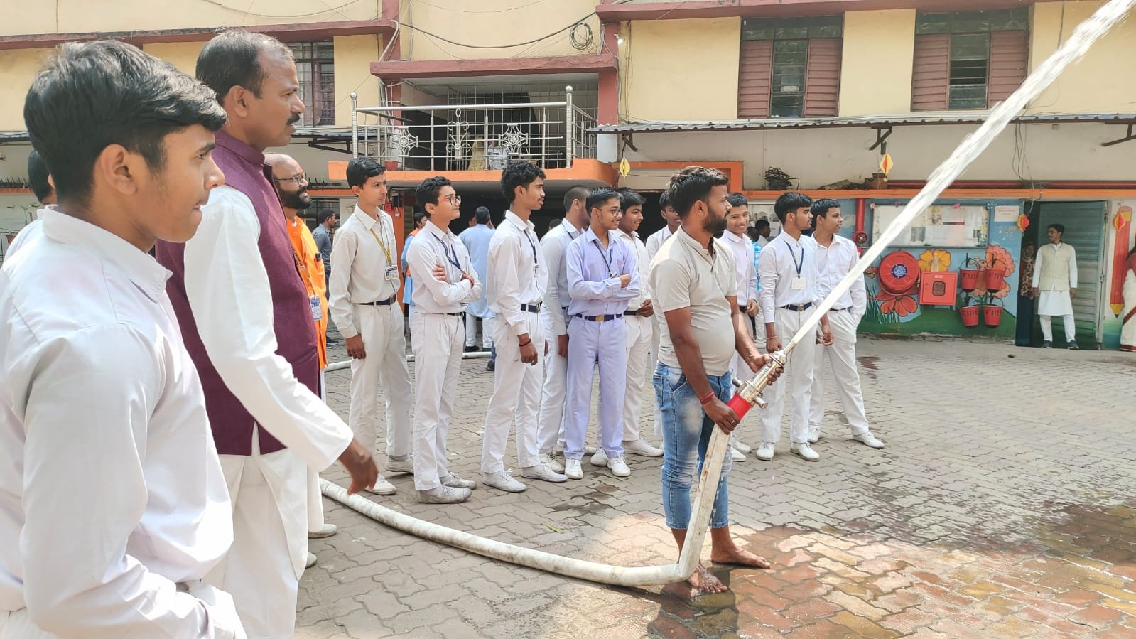 रामगढ़ में अग्निशमन विभाग द्वारा विद्यार्थियों को दिया गया अग्नि सुरक्षा प्रशिक्षण