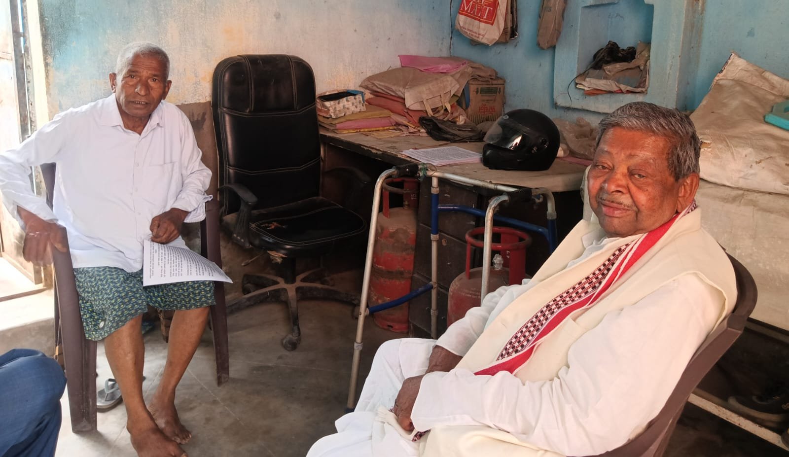 भाकपा नेता पुरन राम साहू से मिलकर क्षेत्र की स्थिति पर पूर्व सांसद भुवनेश्वर प्रसाद मेहता ने किया विचार