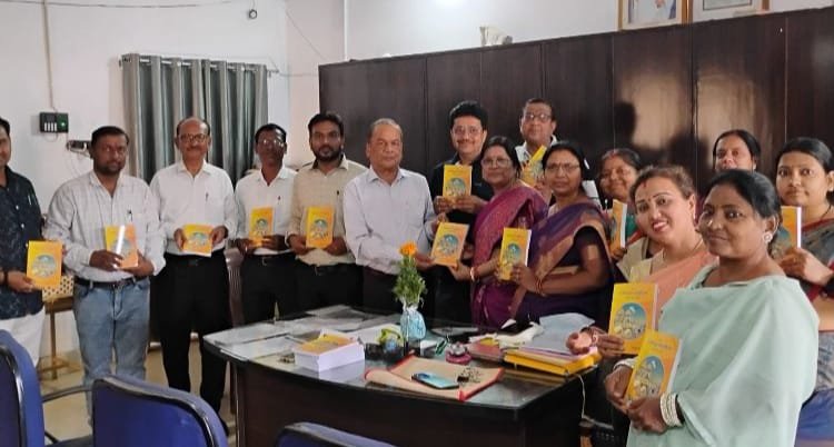 शांतिधारा फाउंडेशन ने श्रीमद्भागवत गीता का वितरण किया